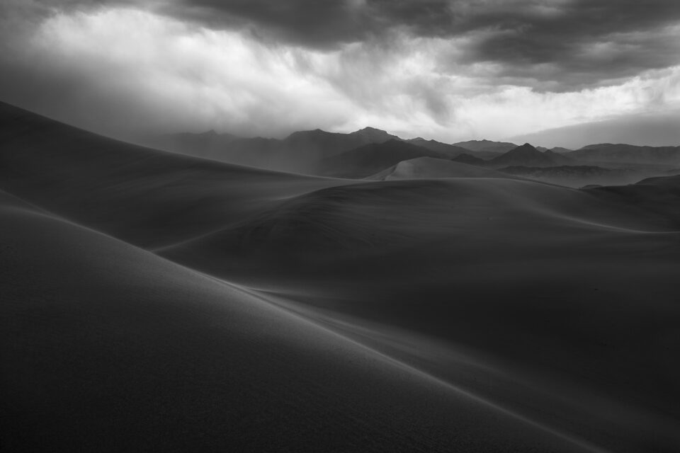 沙丘沙尘暴照片死亡谷的单色变化