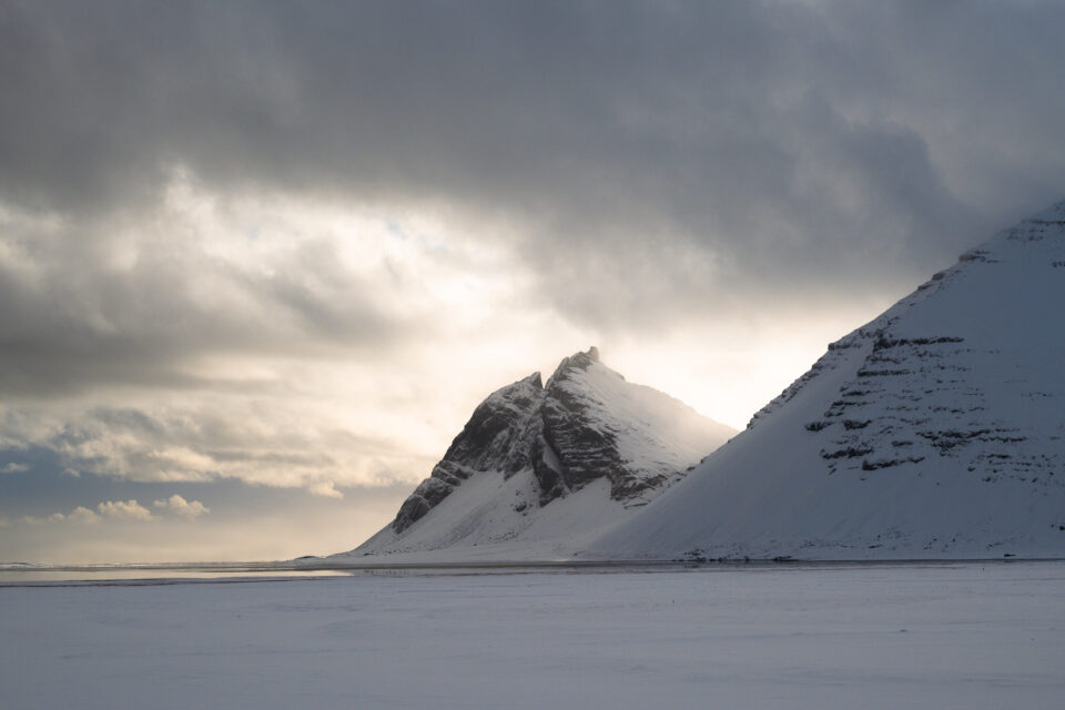 日落的冰岛山