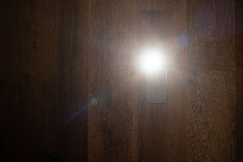 尼康Z 40mmf2耀斑时，明亮的光线接近中框